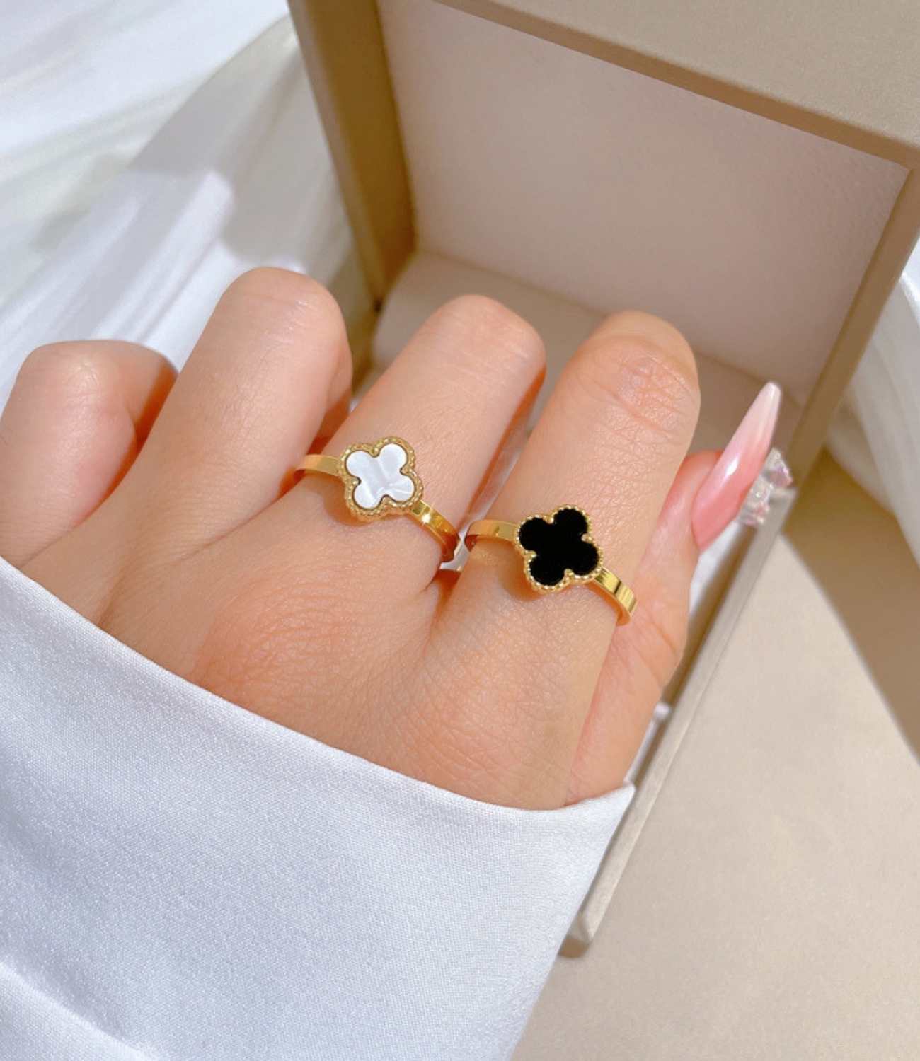 Lucky Leaf Ring White